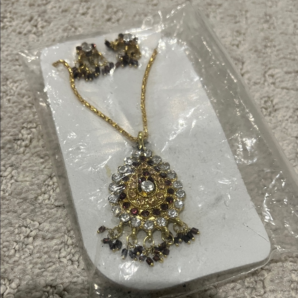 Elegant Gold and Silver Pendant Necklace Set